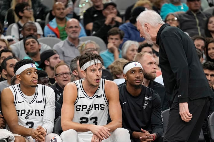 Nov 18, 2023; San Antonio, Texas, USA; San Antonio Gregg Popovich yells at Spurs center Zach Collins (23) during the second half against the Memphis Grizzlies at Frost Bank Center.